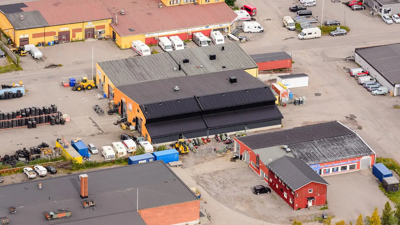Vista aérea de techos en una zona industrial: mantenimiento de cubiertas